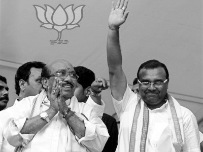 സംഘമോഹങ്ങള്ക്കൊരു കേരളസെല്ഫി സംഘമോഹങ്ങള്ക്കൊരു കേരളസെല്ഫി