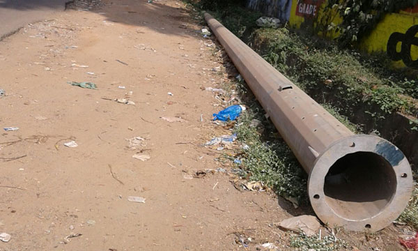 ഹൈമാസറ്റ് വിളക്കുകാല്‍ റോഡരികില്‍ വിശ്രമിക്കുന്നു