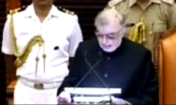 ചില സംഘടനകള്‍ കേരളത്തെ അപകീര്‍ത്തിപ്പെടുത്താന്‍ ശ്രമിച്ചെന്ന് നയപ്രഖ്യാപന പ്രസംഗത്തില്‍ ആരോപണം