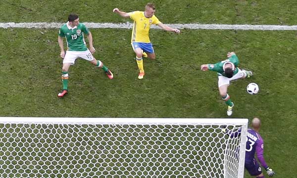 സെല്ഫ് ഗോളില് സ്വീഡന് രക്ഷപ്പെട്ടു സെല്ഫ് ഗോളില് സ്വീഡന് രക്ഷപ്പെട്ടു