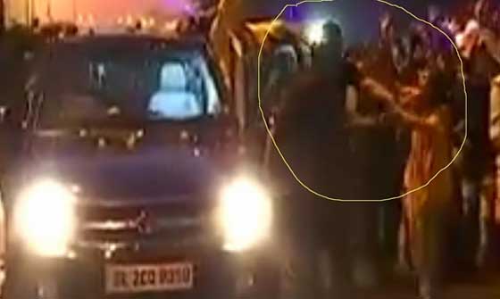 ഗുജറാത്തില്‍ മോദിക്ക് എതിരെ വളകളെറിഞ്ഞ് യുവതിയുടെ പ്രതിഷേധം