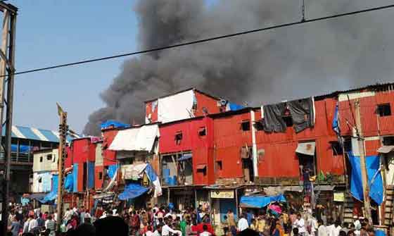 മുംബൈയിലെ ചേരിയില്‍ വന്‍ തീപ്പിടിത്തം