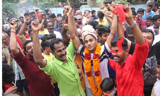 ലോകകപ്പ് മല്‍സരങ്ങള്‍ക്ക് ശേഷം തിരികെയെത്തിയ രാഹുലിന് ജന്‍മനാടിന്റെ ഉജ്ജ്വല സ്വീകരണം