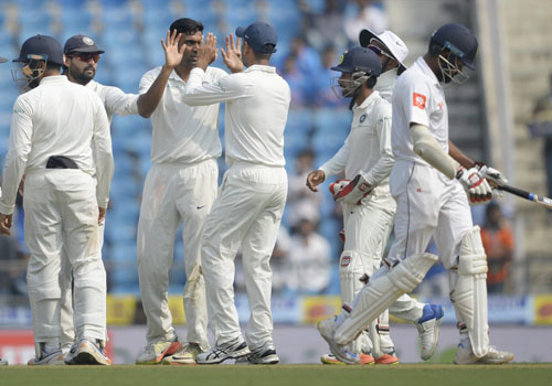 അശ്വിനും ജഡേജയും കളം വാണു; ലങ്കയ്ക്ക് ബാറ്റിങ് തകര്ച്ച അശ്വിനും ജഡേജയും കളം വാണു; ലങ്കയ്ക്ക് ബാറ്റിങ് തകര്ച്ച