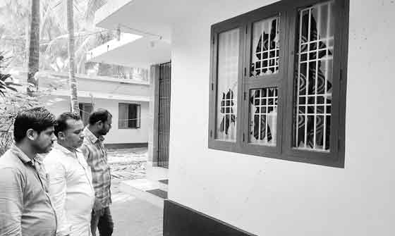അഴീക്കലില് വീടുകള്ക്കുനേരെ ആക്രമണം അഴീക്കലില് വീടുകള്ക്കുനേരെ ആക്രമണം
