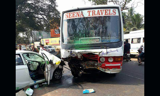 പുത്തനത്താണിയില്‍ സ്വകാര്യ ബസും കാറും കൂട്ടിയിടിച്ച് ഒരാള്‍ മരിച്ചു;14 പേര്‍ക്ക് പരിക്ക്