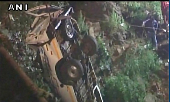 മഹാരാഷ്ട്രയില്‍ ബസ് നദിയിലേക്ക് മറിഞ്ഞു;13 മരണം