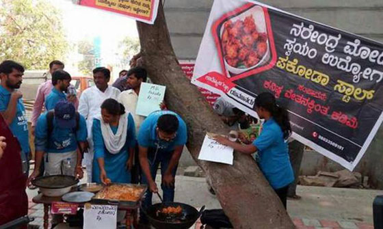 മോഡിയുടെ പരാമര്‍ശം : ബിജെപി ഓഫീസിന് മുന്നില്‍ പക്കോഡ വിറ്റ് യുവാക്കളുടെ പ്രതിഷേധം