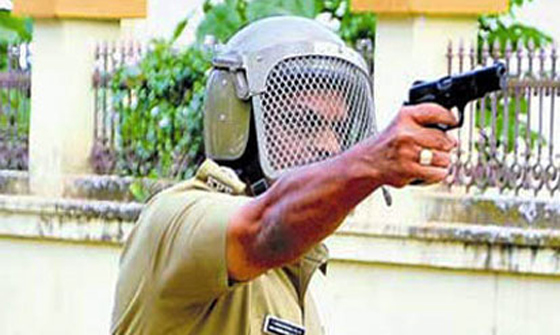 പിള്ളേരെ വെടിവച്ച പിള്ളയ്‌ക്കെതിരെ കൈക്കൂലിക്കേസില്‍ നടപടി