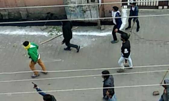 കാസ്ഗഞ്ചില് തോക്കും വടികളുമായി യുവാക്കള് പോവുന്ന ദൃശ്യങ്ങള് പോലിസിന് ലഭിച്ചു കാസ്ഗഞ്ചില് തോക്കും വടികളുമായി യുവാക്കള് പോവുന്ന ദൃശ്യങ്ങള് പോലിസിന് ലഭിച്ചു