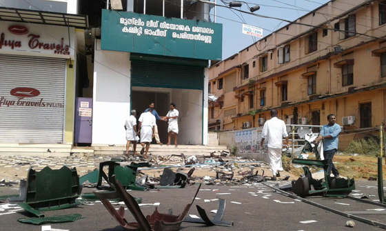 പെരിന്തല്‍മണ്ണയില്‍ ലീഗ് ഓഫിസ് എസ്എഫ്‌ഐ പ്രവര്‍ത്തകര്‍ തല്ലിതകര്‍ത്തു