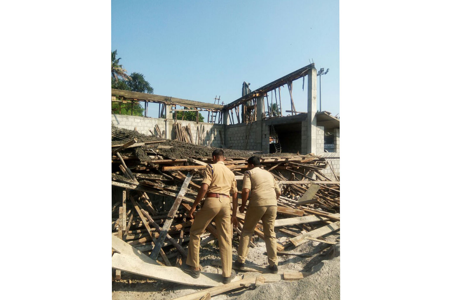 പുറ്റിങ്ങല് ക്ഷേത്രത്തില് നിര്മ്മാണത്തിനിടെ സ്റ്റേജ് തകര്ന്ന് തൊഴിലാളികള്ക്ക് പരുക്ക് പുറ്റിങ്ങല് ക്ഷേത്രത്തില് നിര്മ്മാണത്തിനിടെ സ്റ്റേജ് തകര്ന്ന് തൊഴിലാളികള്ക്ക് പരുക്ക്