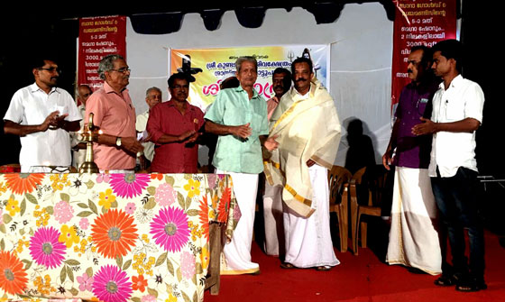 ക്ഷേത്രത്തിനു കുളവും വഴിയും വിട്ടുനല്‍കി അലി