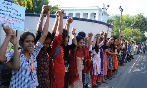 ആലപ്പാട് സമരത്തിന് ഐക്യദാര്‍ഢ്യവുമായി    വിദ്യാര്‍ഥികളുടെ മനുഷ്യച്ചങ്ങല