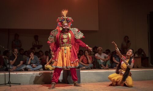 നാടന്കലയുടെയും ശാസ്ത്രീയ സംഗീതത്തിന്റെയും അതിര്വരമ്പുകള് ഭേദിച്ച് ബിനാലെയില് കര്ണാടിക്-കട്ടായിക്കൂത്ത് നാടന്കലയുടെയും ശാസ്ത്രീയ സംഗീതത്തിന്റെയും അതിര്വരമ്പുകള് ഭേദിച്ച് ബിനാലെയില് കര്ണാടിക്-കട്ടായിക്കൂത്ത്