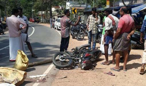 യുവാവിനെ പടക്കമെറിഞ്ഞ് വീഴ്ത്തി വെട്ടിക്കൊലപ്പെടുത്താന് ശ്രമം യുവാവിനെ പടക്കമെറിഞ്ഞ് വീഴ്ത്തി വെട്ടിക്കൊലപ്പെടുത്താന് ശ്രമം
