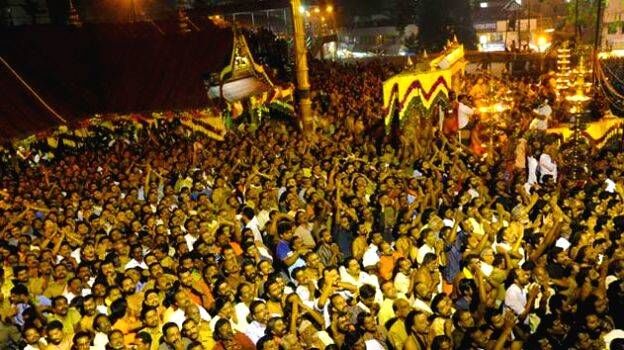 പൊന്നമ്പലമേട്ടില് മകരവിളക്ക് തെളിഞ്ഞു; ദര്ശനം നേടി അയ്യപ്പഭക്തര് പൊന്നമ്പലമേട്ടില് മകരവിളക്ക് തെളിഞ്ഞു; ദര്ശനം നേടി അയ്യപ്പഭക്തര്