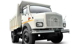 അനധികൃത മണ്ണെടുപ്പും നിലം നികത്തലും: നാലു ടിപ്പറുകള്‍ പിടികൂടി