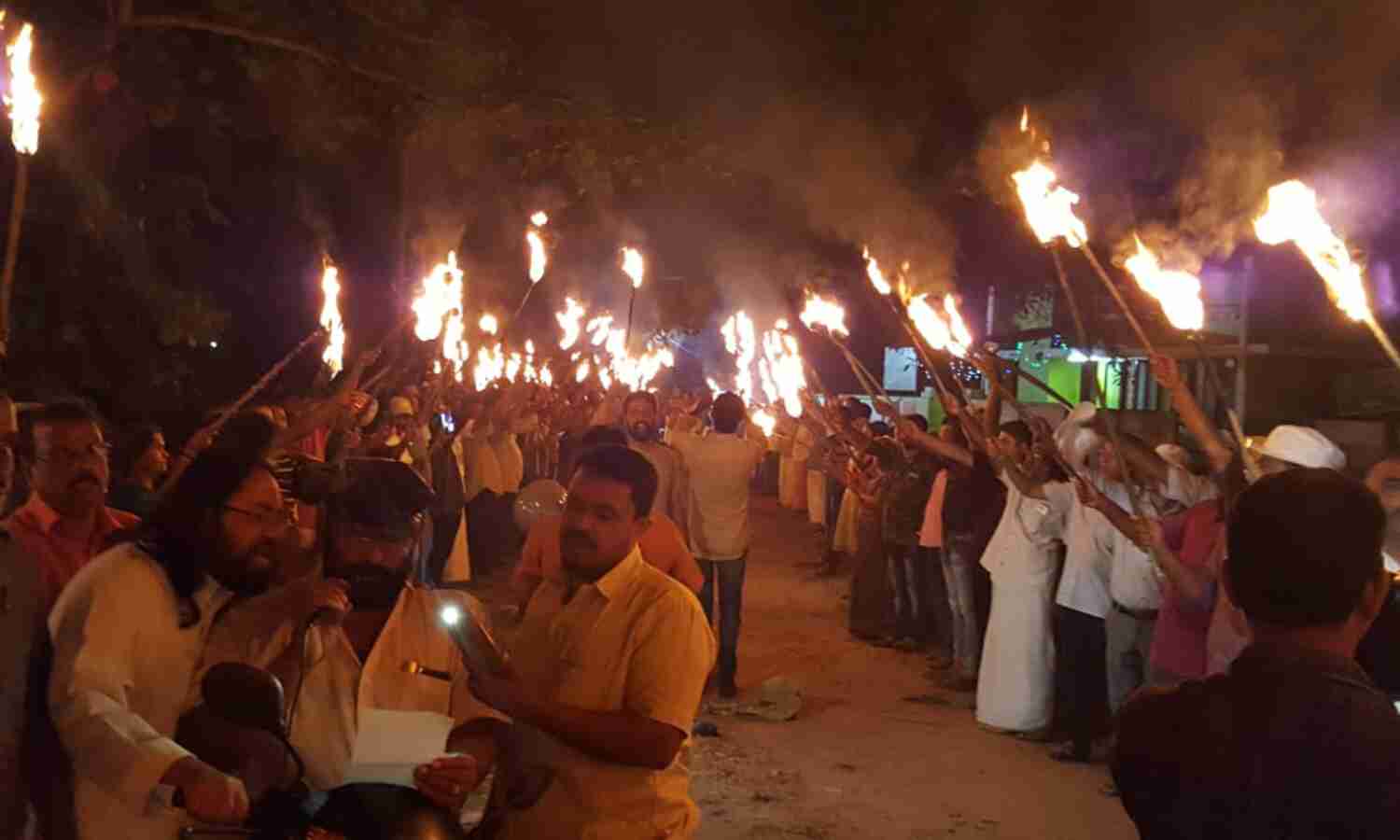 ദേശീയപാത വികസനത്തിന്റെ പേരില് വീണ്ടും കുടിയിറക്കല്; കൂനമ്മാവില് തീമതില് സൃഷ്ടിച്ച് ജനകീയ പ്രതിരോധം ദേശീയപാത വികസനത്തിന്റെ പേരില് വീണ്ടും കുടിയിറക്കല്; കൂനമ്മാവില് തീമതില് സൃഷ്ടിച്ച് ജനകീയ പ്രതിരോധം