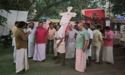 ഗുരുവായൂരില്‍ കോണ്‍ഗ്രസ് കൗണ്‍സിലര്‍മാര്‍ ടി എന്‍ പ്രതാപന്റെ കോലം കത്തിച്ചു