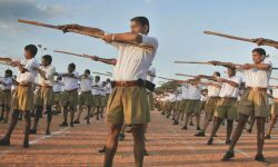 ബേപ്പൂര്‍ മിനി സ്റ്റേഡിയത്തില്‍ ആര്‍എസ്എസ് ആയുധ പരിശീലനം; ലക്ഷ്യം മാറാടോ? (Watch Video)