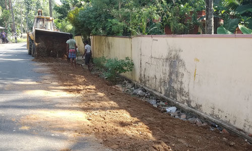 പരാതികള്‍ക്കു ഫലം കണ്ടു; പ്രാവിന്‍ കൂട് ഇരമല്ലിക്കര റോഡിന്റെ ഇരുവശങ്ങളില്‍ മണ്ണ് നിരത്തി തുടങ്ങി
