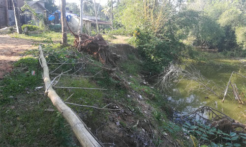 വീട്ടിലേക്കുള്ള വഴി പ്രളയജലം കവര്‍ന്നെടുത്തു; തീരം ഇടിഞ്ഞുതാഴുന്നു, വീട്ടുകാര്‍ ഭീതിയില്‍