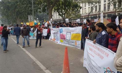 സ്റ്റൈപ്പന്റ് വര്ധിപ്പിക്കാത്തതിനെതിരേ പ്രതിഷേധം; 2000ത്തോളം ഗവേഷകര് അറസ്റ്റില് സ്റ്റൈപ്പന്റ് വര്ധിപ്പിക്കാത്തതിനെതിരേ പ്രതിഷേധം; 2000ത്തോളം ഗവേഷകര് അറസ്റ്റില്