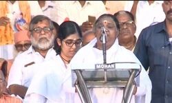 ക്ഷേത്രാചാരങ്ങള്‍ സംരക്ഷിക്കപ്പെടണം; ഇല്ലെങ്കില്‍ പ്രതികൂലഫലമുണ്ടാവുമെന്ന് മാതാ അമൃതാനന്ദമയി