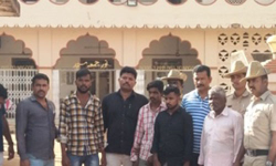 മസ്ജിദില് പന്നിയിറച്ചി കൊണ്ടിട്ടു; അഞ്ച് ആര്എസ്എസുകാര് പിടിയില് മസ്ജിദില് പന്നിയിറച്ചി കൊണ്ടിട്ടു; അഞ്ച് ആര്എസ്എസുകാര് പിടിയില്