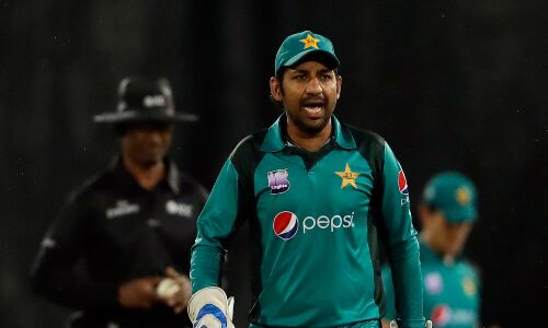 പാക്കിസ്താന്‍ ക്രിക്കറ്റ് ടീം ക്യാപ്റ്റന്‍ സര്‍ഫ്രാസിനു നാലു കളികളില്‍ വിലക്ക്