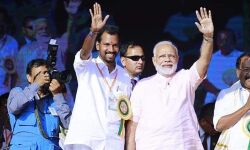 ശബരിമലയില് സ്ത്രീയെ ആക്രമിച്ച പ്രതി പ്രധാനമന്ത്രിക്കൊപ്പം വേദിയില്; പോലിസിനെതിരേ ആക്ഷേപം ശബരിമലയില് സ്ത്രീയെ ആക്രമിച്ച പ്രതി പ്രധാനമന്ത്രിക്കൊപ്പം വേദിയില്; പോലിസിനെതിരേ ആക്ഷേപം