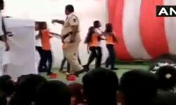 വിദ്യാര്‍ഥിനികള്‍ക്കു മേല്‍ നോട്ട് വിതറിയ  പോലിസ് കോണ്‍സ്റ്റബിളിന് സസ്‌പെന്‍ഷന്‍