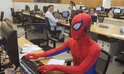 സ്‌പൈഡര്‍മാനായി ബാങ്ക് ജീവനക്കാരന്‍;  തരംഗമായി വീഡിയോ