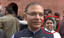 മന്ത്രിക്ക് പിറകില്നിന്ന് നാക്ക് നീട്ടി സാമൂഹിക മാധ്യമങ്ങളില് ചിരിപടര്ത്തി പെണ്കുട്ടി മന്ത്രിക്ക് പിറകില്നിന്ന് നാക്ക് നീട്ടി സാമൂഹിക മാധ്യമങ്ങളില് ചിരിപടര്ത്തി പെണ്കുട്ടി