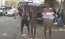 അസം: പൗരത്വ ബില്ലിനെതിരേ തുണിയുരിഞ്ഞ് പ്രതിഷേധം അസം: പൗരത്വ ബില്ലിനെതിരേ തുണിയുരിഞ്ഞ് പ്രതിഷേധം