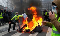 ഫ്രാന്‍സില്‍ സര്‍ക്കാരിനെതിരേ പ്രക്ഷോഭവുമായി ആയിരങ്ങള്‍