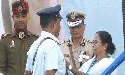 സമര വേദിയില് പോലിസുകാര്ക്ക് മമതയുടെ ആദരം സമര വേദിയില് പോലിസുകാര്ക്ക് മമതയുടെ ആദരം