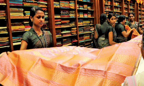 തൊഴിലാളികള്ക്ക് ഇരിപ്പിടം ഉറപ്പായില്ല; സര്ക്കാര് നിര്ദേശം കാറ്റില് പറത്തി തുണിക്കടകള് തൊഴിലാളികള്ക്ക് ഇരിപ്പിടം ഉറപ്പായില്ല; സര്ക്കാര് നിര്ദേശം കാറ്റില് പറത്തി തുണിക്കടകള്