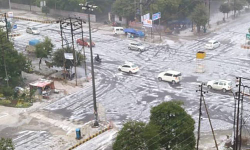 ഡല്ഹിയില് കനത്ത മഴയും ആലിപ്പഴ വര്ഷവും; 18 വിമാനങ്ങള് വഴിതിരിച്ചുവിട്ടു ഡല്ഹിയില് കനത്ത മഴയും ആലിപ്പഴ വര്ഷവും; 18 വിമാനങ്ങള് വഴിതിരിച്ചുവിട്ടു