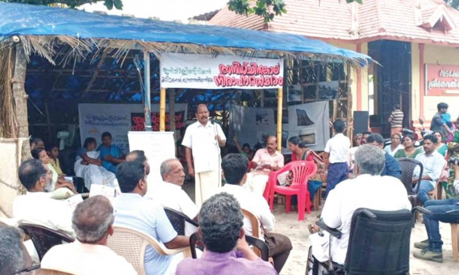 ആലപ്പാട് സമരം നൂറാം ദിവസത്തില്; നൂറുയുവാക്കള് നിരാഹാരത്തില് ആലപ്പാട് സമരം നൂറാം ദിവസത്തില്; നൂറുയുവാക്കള് നിരാഹാരത്തില്