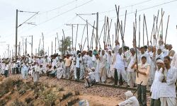 റെയില്‍വേ ട്രാക്ക് കീഴടക്കി ഗുജ്ജാര്‍ സംവരണം സമരം; ട്രെയിന്‍ ഗതാഗതം തടസപെട്ടു