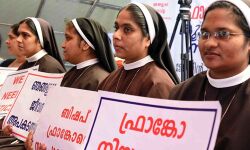 കന്യാസ്ത്രീകളെ മദര് ജനറാള് സ്ഥലം മാറ്റിയത് രൂപത അറിയാതെ കന്യാസ്ത്രീകളെ മദര് ജനറാള് സ്ഥലം മാറ്റിയത് രൂപത അറിയാതെ