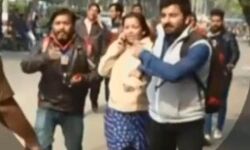 ലൈവിനിടെ തീവ്രവാദികളുടെ   സര്‍വകലാശാലയെന്ന്;  റിപബ്ലിക് ടിവി റിപോര്‍ട്ടറെ   അടിച്ചോടിച്ച് വിദ്യാര്‍ഥികള്‍