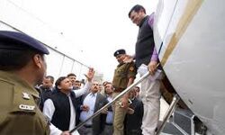 ലഖ്‌നോ വിമാനത്താവളത്തില്‍ അഖിലേഷ്‌  യാദവിനെ പോലിസ് തടഞ്ഞു