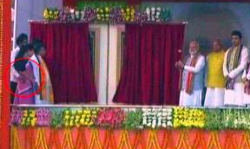 മോദിയുടെ സാന്നിധ്യത്തില്‍ വനിതാ മന്ത്രിയെ  കയറിപ്പിടിച്ച് ത്രിപുര കായികമന്ത്രി; വിവാദം മുറുകുന്നു