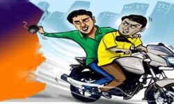 പള്ളൂര്‍ വയലില്‍ കടകള്‍ക്കു നേരെ ബോംബേറ്