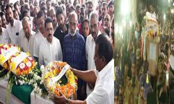 വസന്തകുമാറിന് ആയിരങ്ങളുടെ പ്രണാമം; സംസ്കാരം കുടുംബ ശ്മശാനത്തില് (Video) വസന്തകുമാറിന് ആയിരങ്ങളുടെ പ്രണാമം; സംസ്കാരം കുടുംബ ശ്മശാനത്തില് (Video)