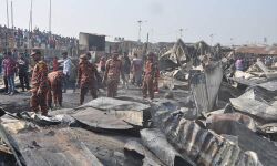 ചിറ്റഗോംഗിലെ ചേരിയില് വന് അഗ്നിബാധ; ഒമ്പത് മരണം, 200 കുടിലുകള് കത്തിനശിച്ചു ചിറ്റഗോംഗിലെ ചേരിയില് വന് അഗ്നിബാധ; ഒമ്പത് മരണം, 200 കുടിലുകള് കത്തിനശിച്ചു