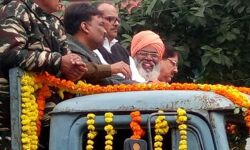 ജവാന്റെ മൃതദേഹം വഹിച്ചുള്ള  വിലാപയാത്രയില്‍ കൈവീശി  ചിരിച്ച് ബിജെപി എംപി